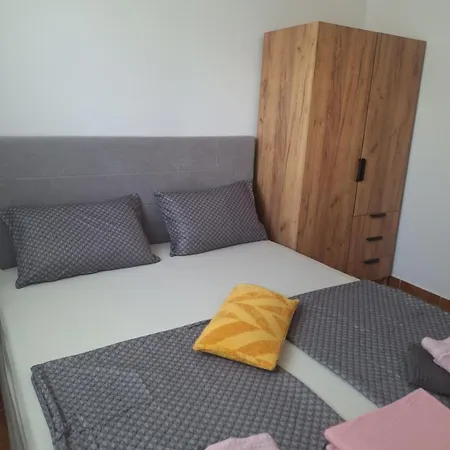 Laura Guest house *